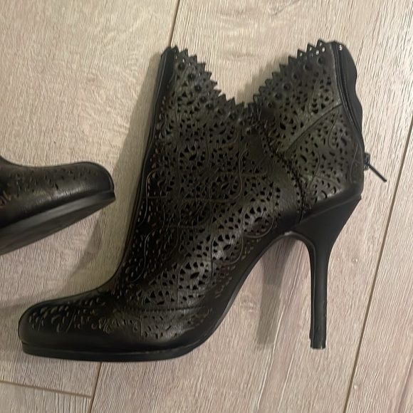 Juicy couture lazer cut heeled booties black size 9M deep V double sides offers - Picture 3 of 11